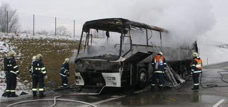 Na dálnici D11 shoel autobus, který vezl dti na hory. (17. ledna 2009)